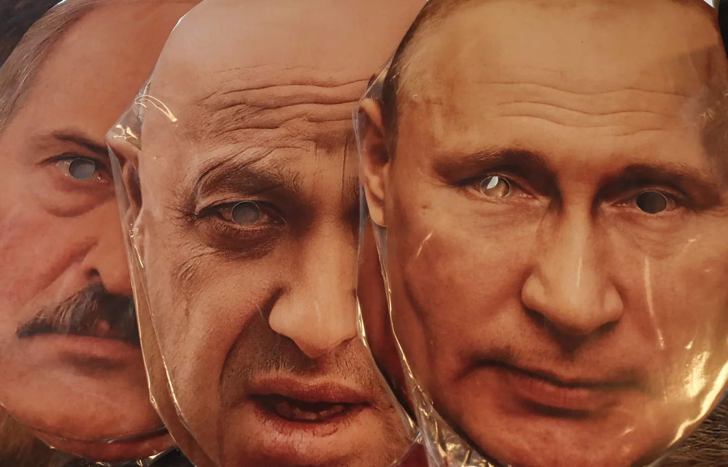 Maskid Venemaa suveniiripoes. Jevgeni Prigožini naomask on Venemaa president Putini ja Valgevene president Lukašenka vahel.