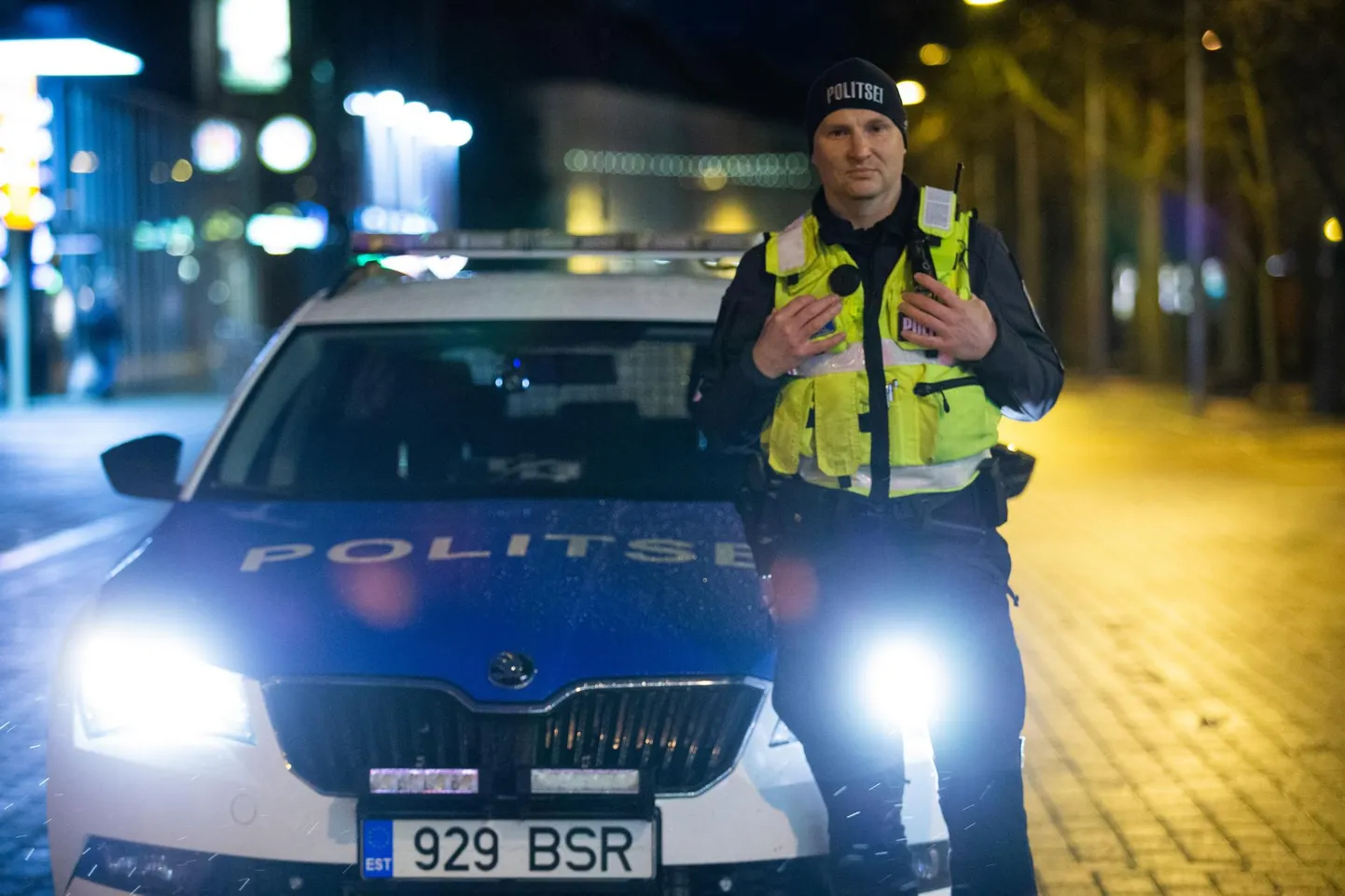 Patrullpolitseinik Timo Reinthal alustas reedeõhtust patrulli kell kaheksa. 12-tunnised vahetused ei tähenda enam baarikakluste lahutamist, vaid hoopis liiga lähestiku olevate sõprade kampade laiali ajamist.