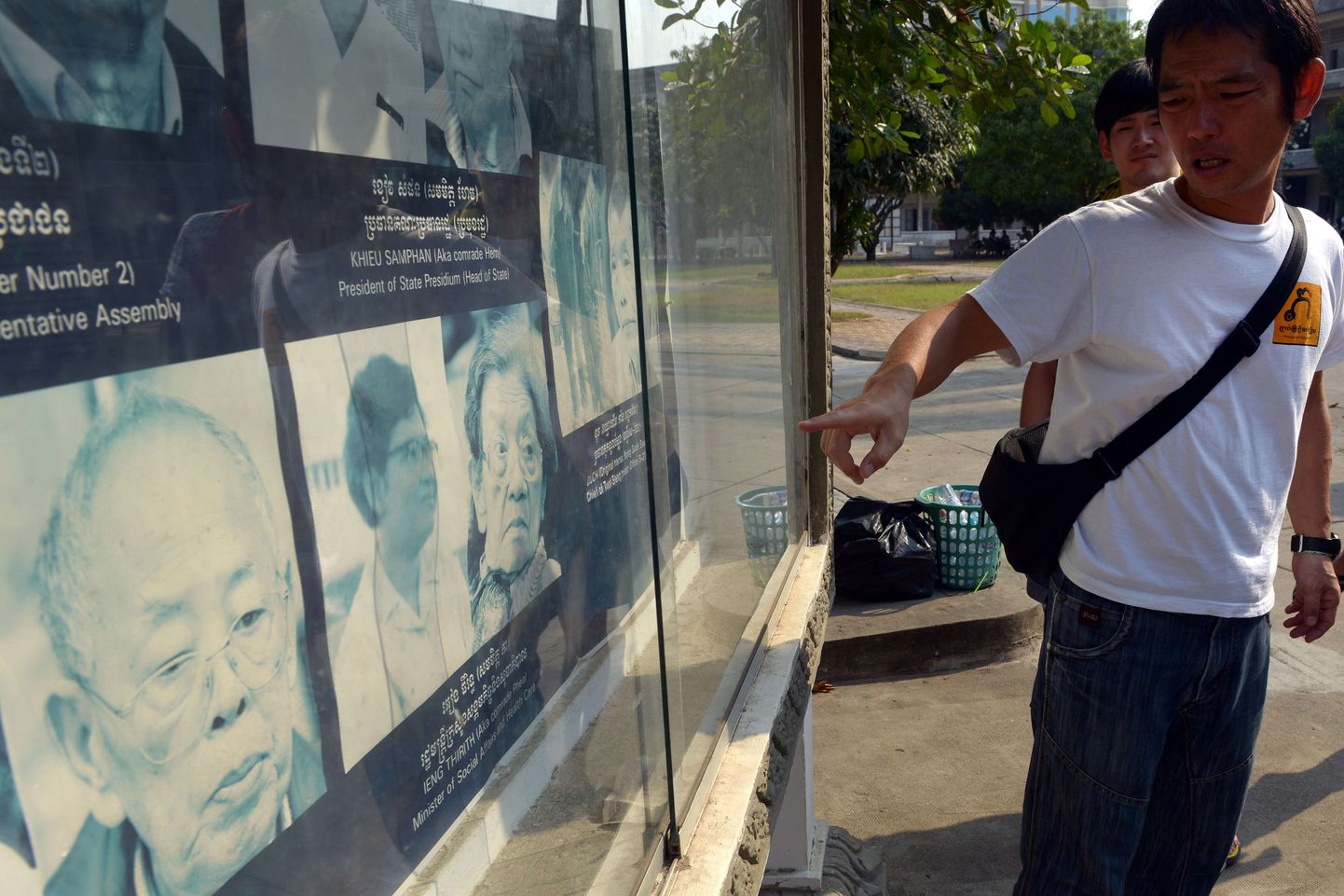 Turist vaatab endise punakhmeerist välisministri Ieng Sary (vasakul) fotot Tuol Slengi genotsiidimuuseumis Phnom Penhis.