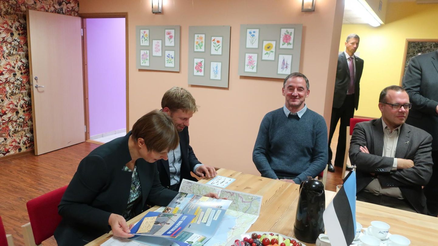 President Kersti Kaljulaidile pakkus Peipsi seisund silmanähtavat huvi.