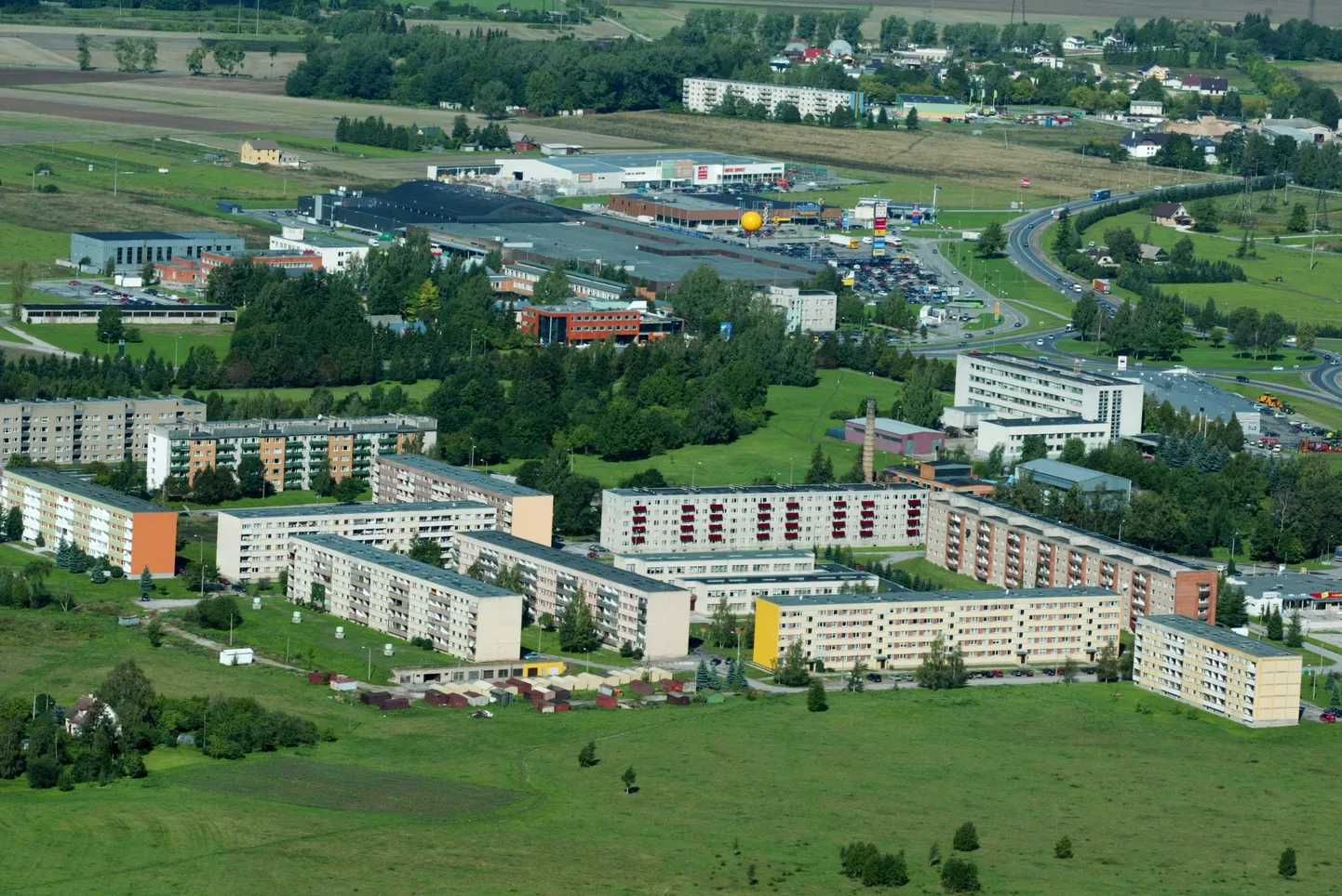 Aerofoto Tartust. Pildil Lõunakeskus, Füüsika Instituut, FI majad.
