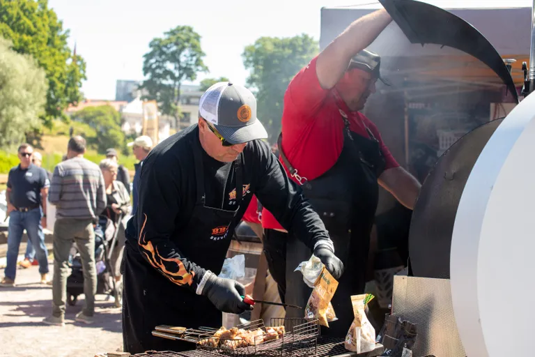 Grillfest vallikääru aasal Pärnus.