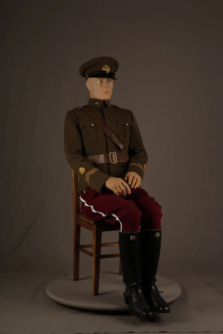 Ratsarügemendi nooremleitnant 1936. aasta vormis. Vorm kuulus nooremleitnant Kristjan Pettile.