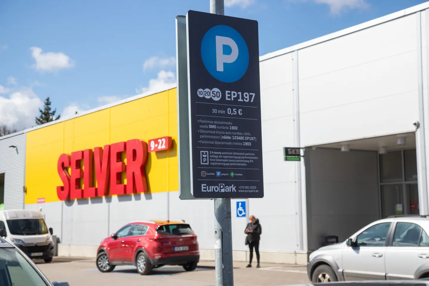 Teisipäeval pandi Centrumi kaubanduskeskuse parklatesse märgid ja tahvlid, mis informeerivad uuest parkimiskorrast ning teavitavad rikkujaid trahvivõimalusest.