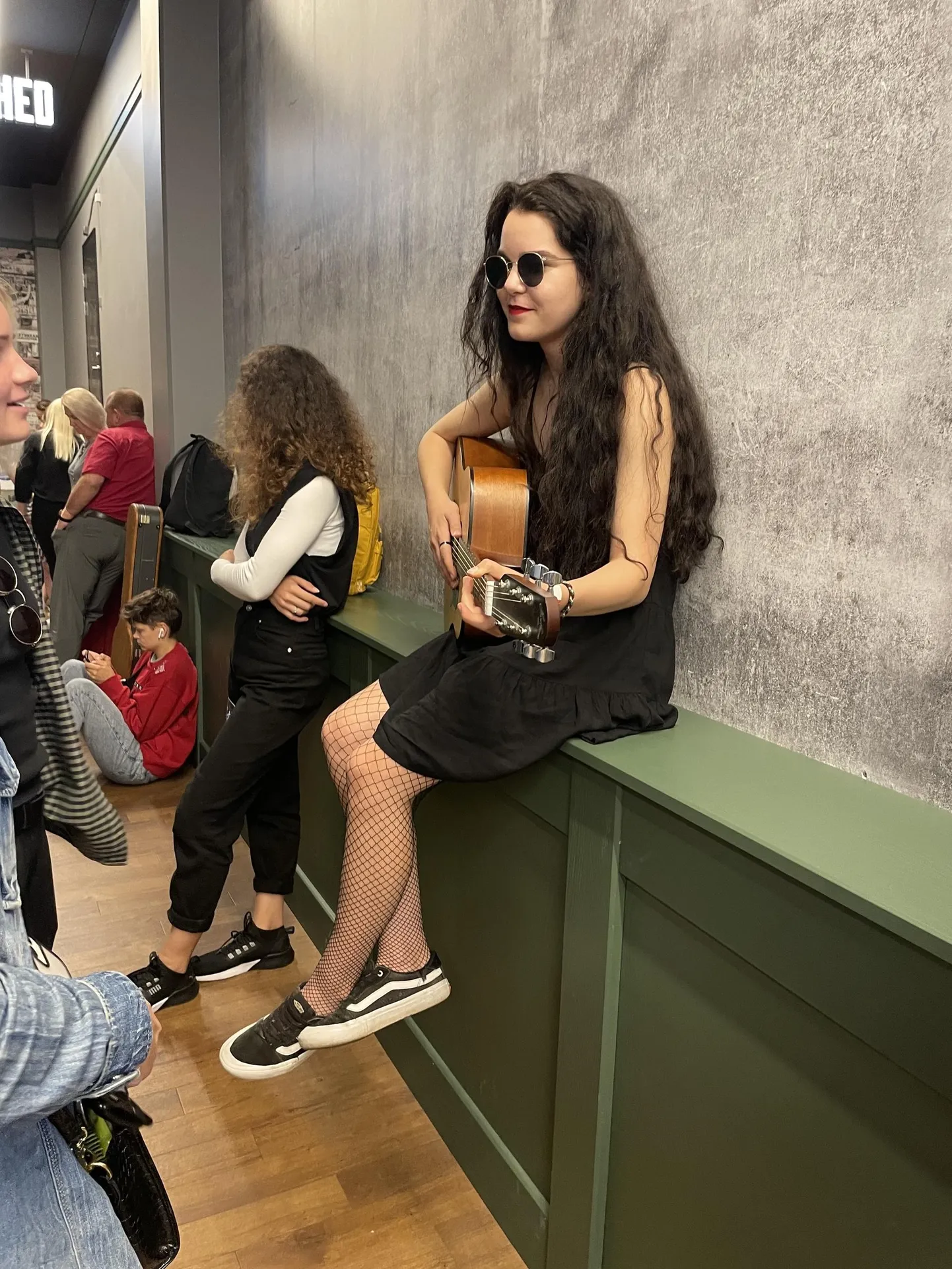 Ariana Arutjunjan ootab oma järjekorda talendisaate "Eesti otsib superstaari" salvestusel.