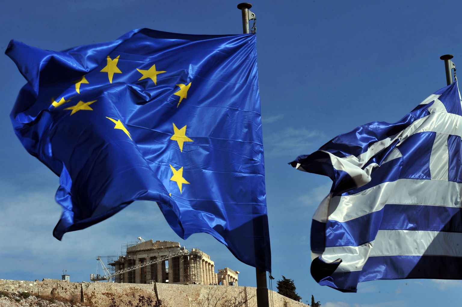 Kreeka (paremal) ja Euroopa Liidu lipud Ateenas.