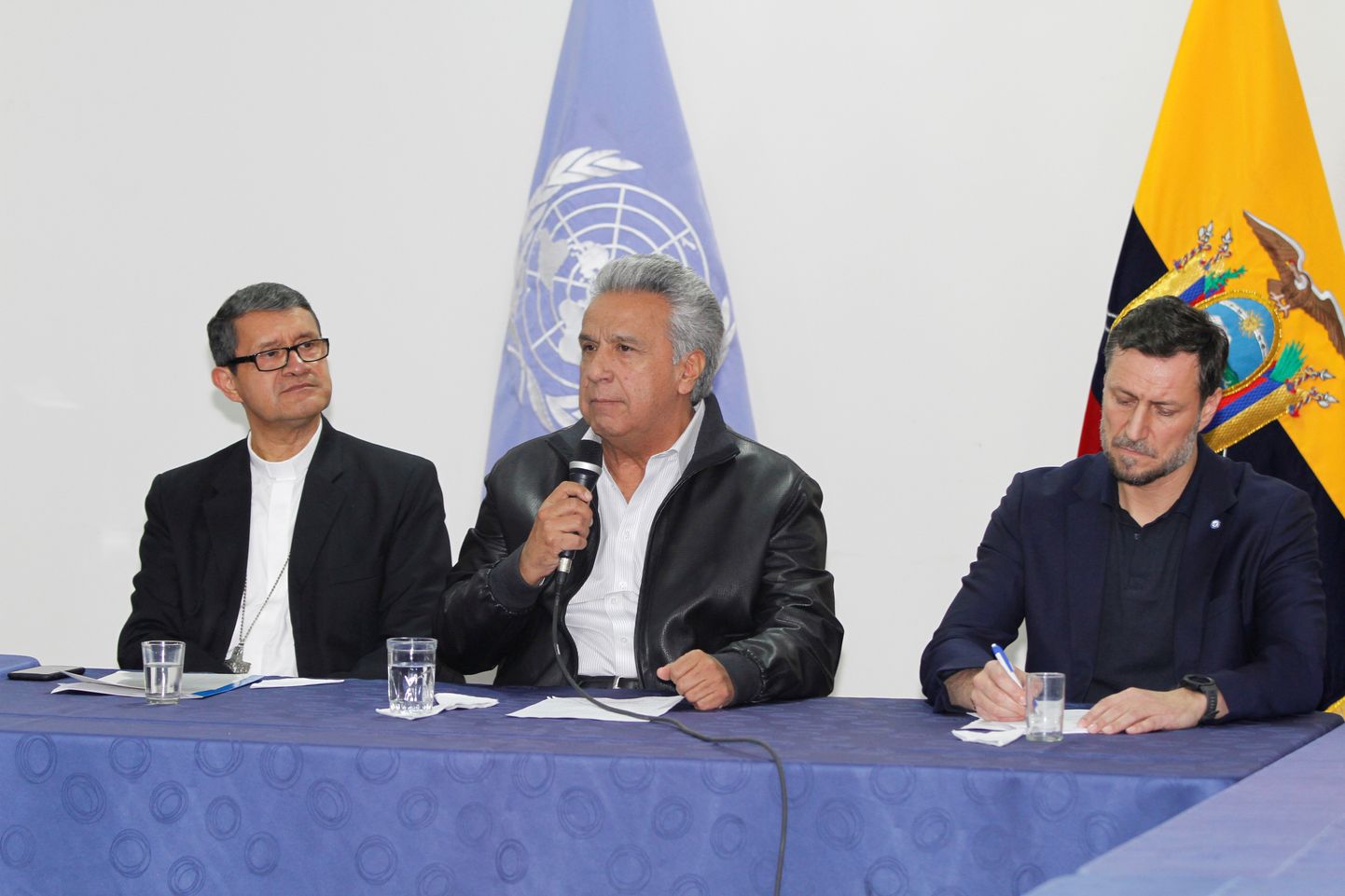 Ecuadori president Lenín Moreno (keskel) pühapäeval pealinnas Quitos kõnelustel riigis kaks nädalat kestnud meeleavaldusi juhtinud põliselanike organisatsioonide esindajatega.