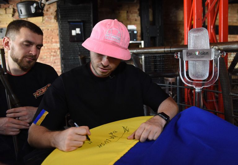 В Украине у музыкантов принято ставить автографы на флаге страны.