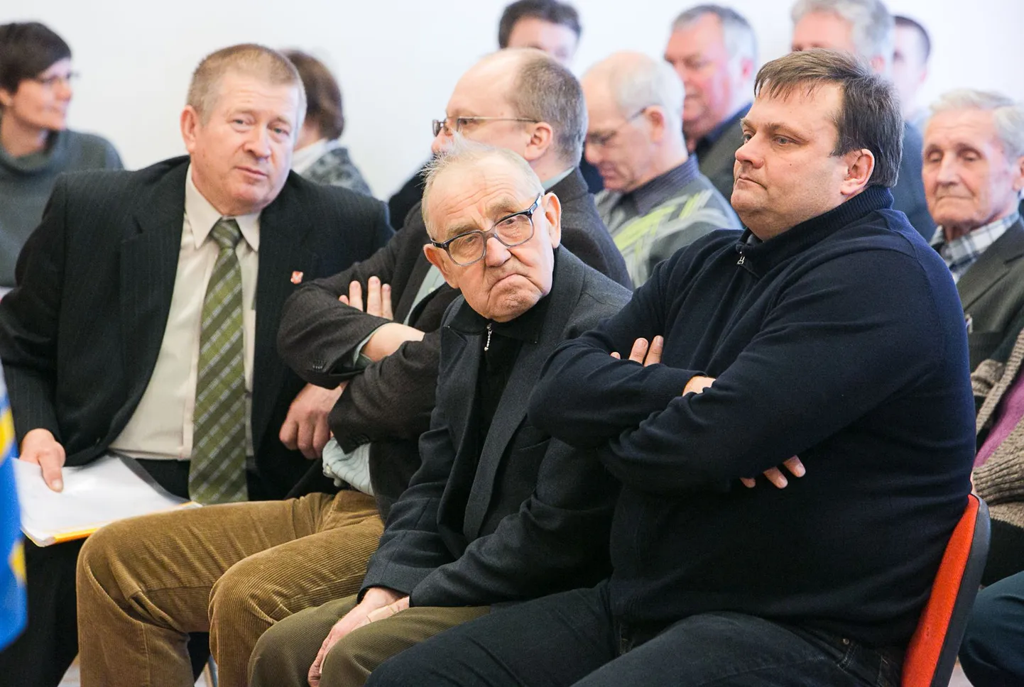 Nõva vallavolikogu liikmed Oru vallamajas liitumiskoosolekul. Esiplaanil reformierakondlane Peeter Kallas.