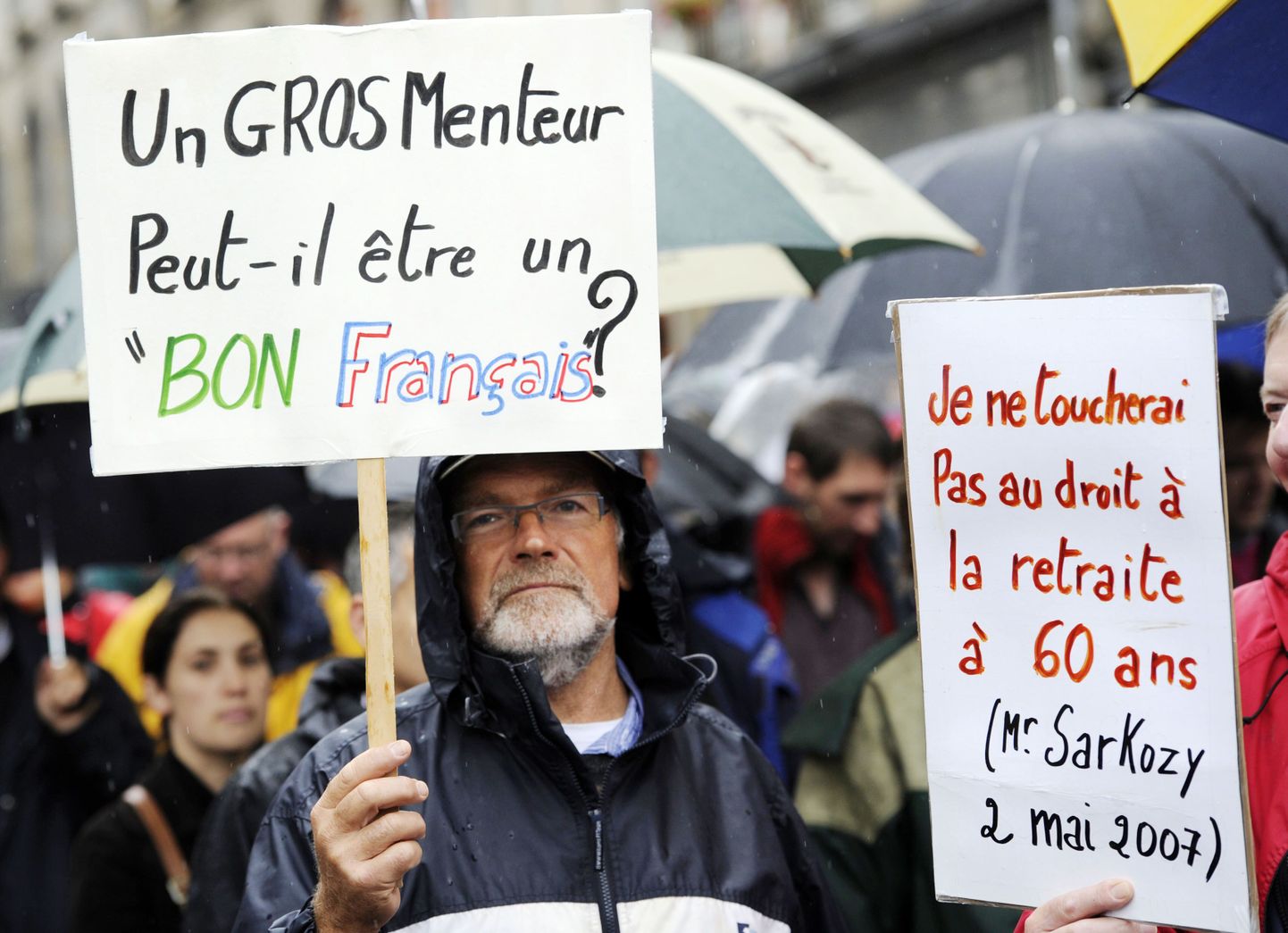 Tänane meeleavaldus Rennes'is: "Kas suur valevorst võib olla hea prantsuse mees?" (vasakul) ja "Ma ei puutu õigust minna 60-aastaselt pensionile (Sarkozy 2. mail 2007)".