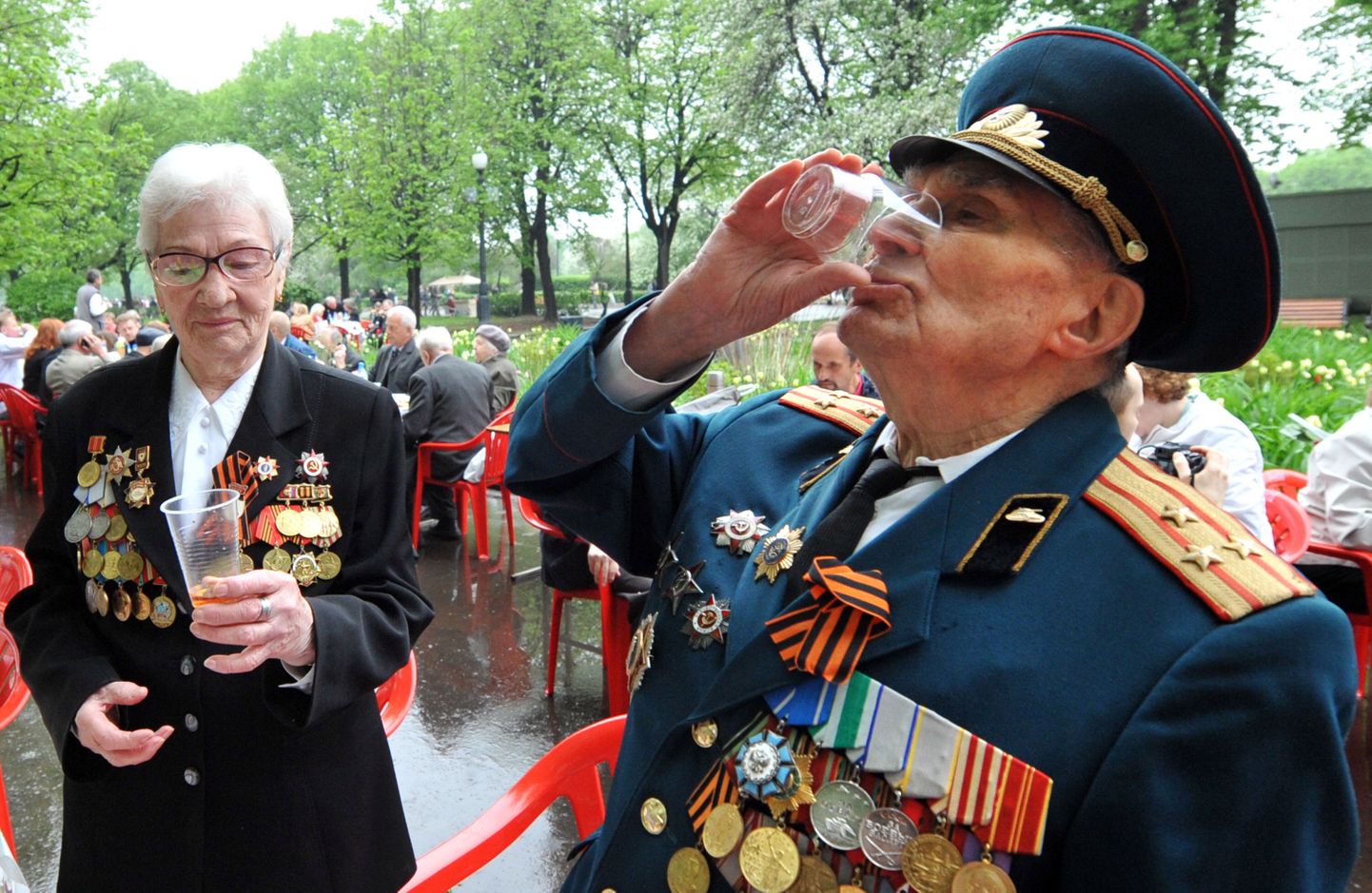 Teise maailmasõja veteran tähistamas sõja võitu. Pilt pärineb 2012. aasta 9. mai paraadilt.