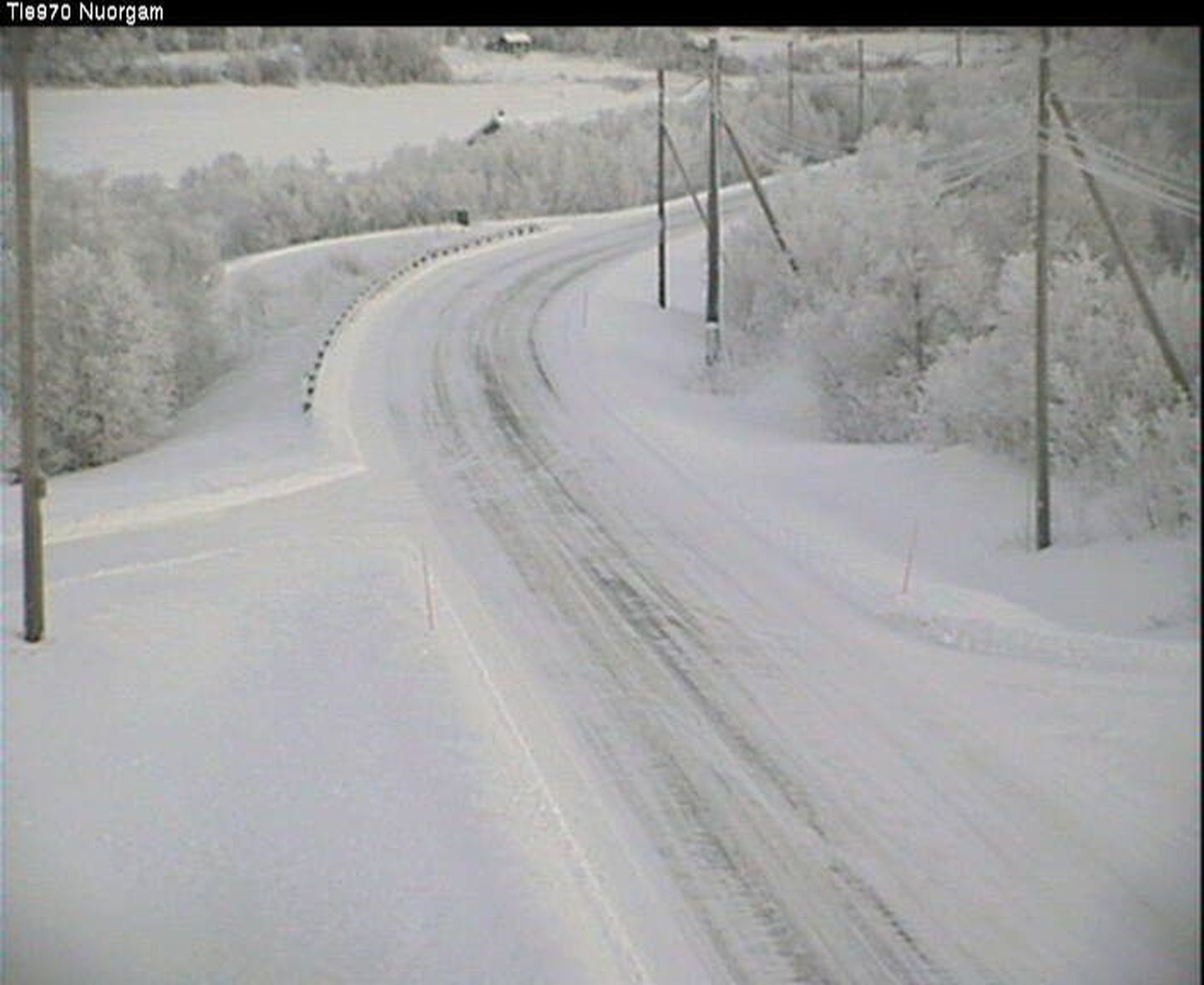 Maanteekaamerast saadud pilt Põhja-Soomes Utsjoelt Nuorgami suunduvast maanteest. Kell 10.50 mõõdeti seal 27,5 külmakraadi.