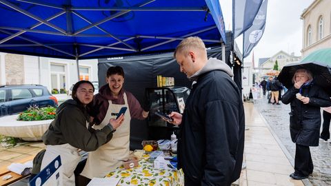 GALERII ⟩ Rakvere vanalinn täitus nädalavahetusel tihedalt rahvaga: vaata galeriid Pika tänava tänavatoidufestivalilt