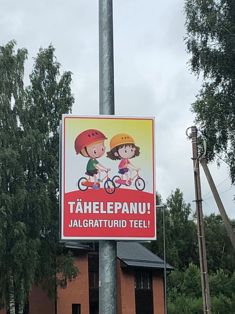 Jalgratastel liikuvatele lastele tähelepanu tõmbav märk.