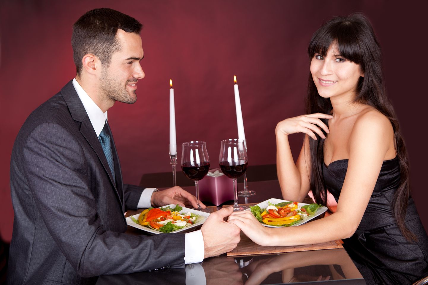 Пара за романтичным ужином. Фото иллюстративное.