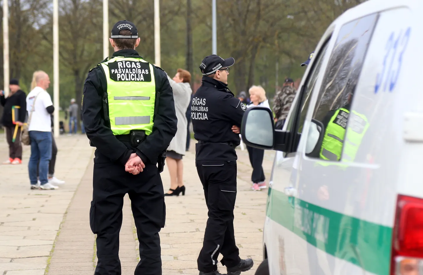 Rīgas Pašvaldības policija pie pieminekļa "Padomju Latvijas un Rīgas atbrīvotājiem no nacistiskajiem iebrucējiem"   2.Pasaules kara piemiņas pasākumā Uzvaras parkā.