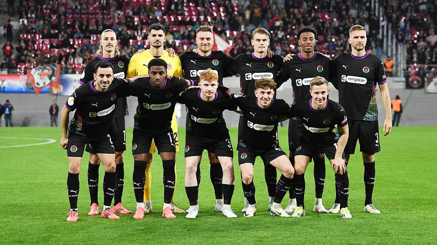 St. Pauli jalgpallimeeskond, Karol Mets paremalt esimene.