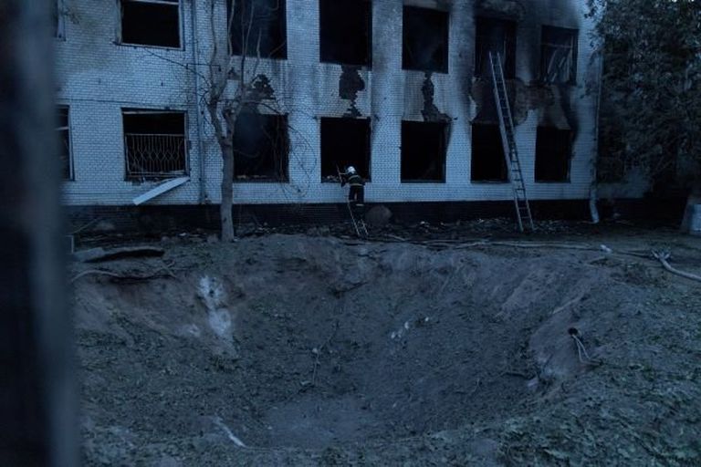 Воронка от российского снаряда во дворе больницы в Николаеве. Войска РФ обстреливают этот город почти каждый день
