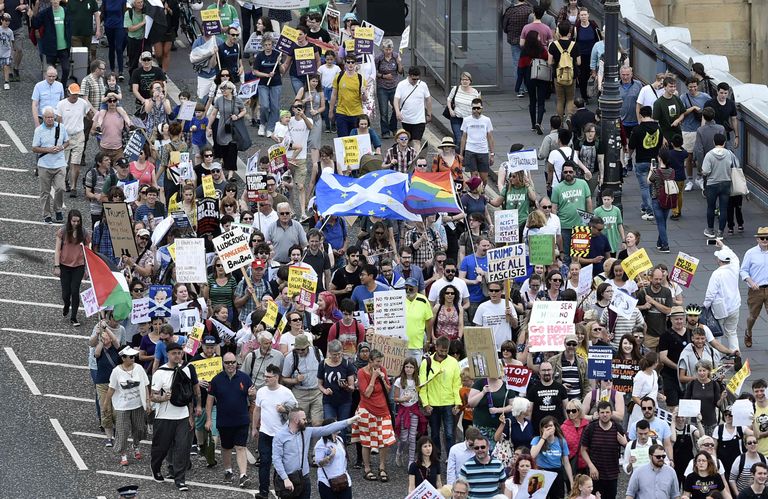 Edinburghis on meeleavaldustele kogunenud tuhandeid inimesi.
