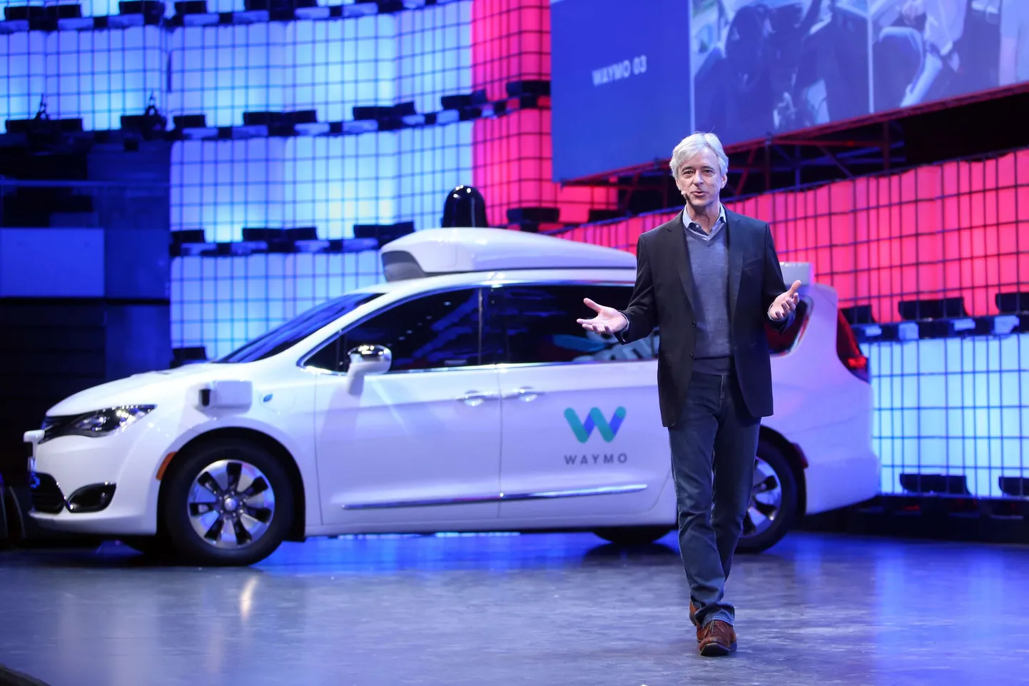 Waymo juht John Krafcik tutvustab isesõitvat Fiat Chrysler Pacificat, mis hakkab peatselt kliente teenindama.