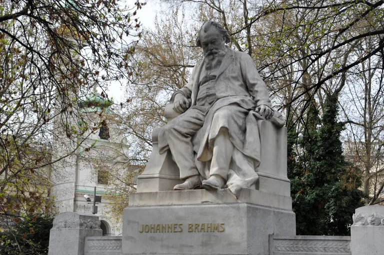 Piemiņas vieta komponistam Johannesam Brāmsam (1833-1897) Vīnē, Karlsplaca Rēzelparkā. Neobaroka stila skulptora Rūdolfa Veira darinātā skulptūra (1908).