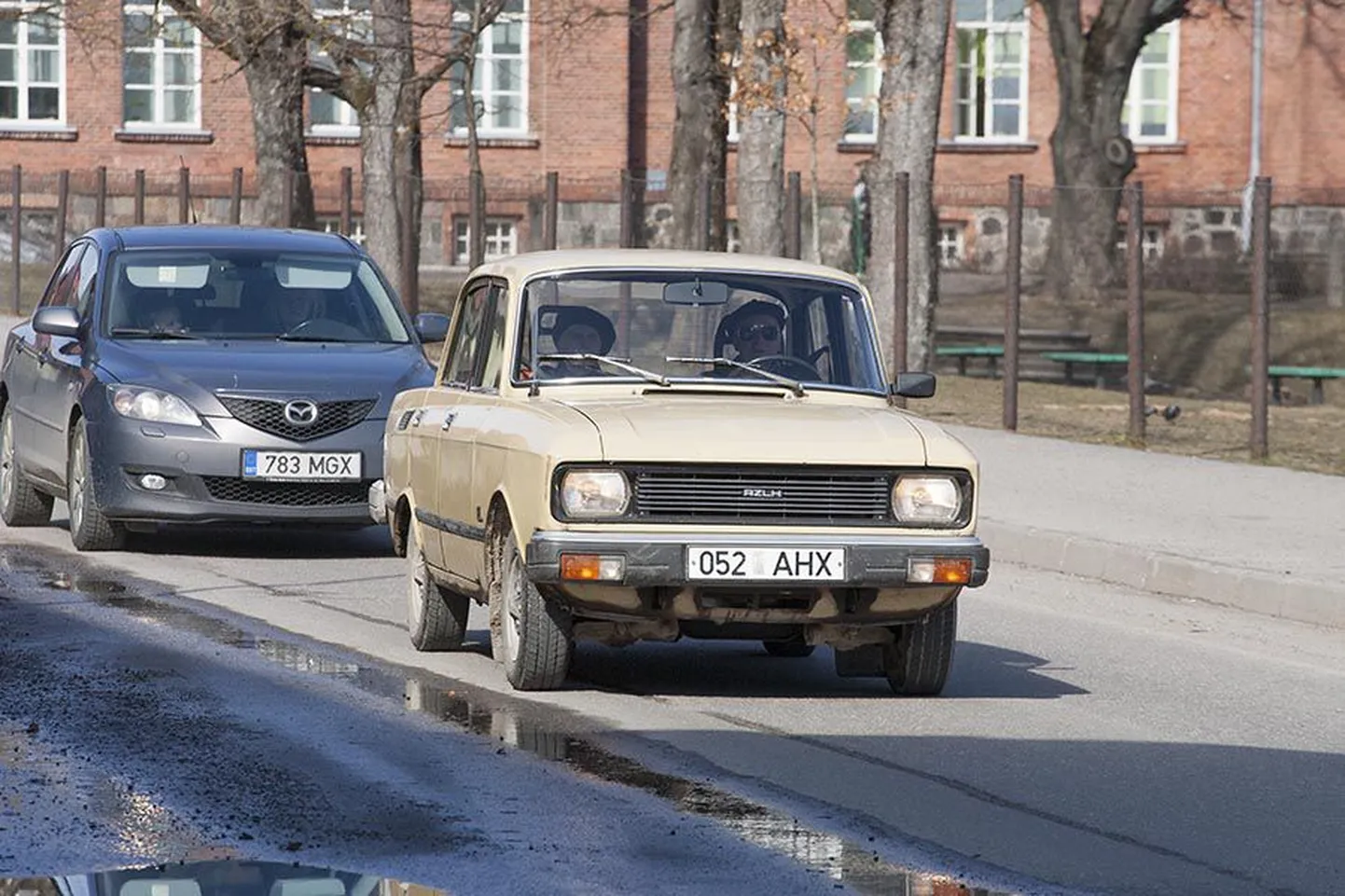 Liikluses osaleb järjest rohkem auväärt eas autojuhte, kelle teadmised võivad vajada värskendamist. Pilt on illustreeriv.