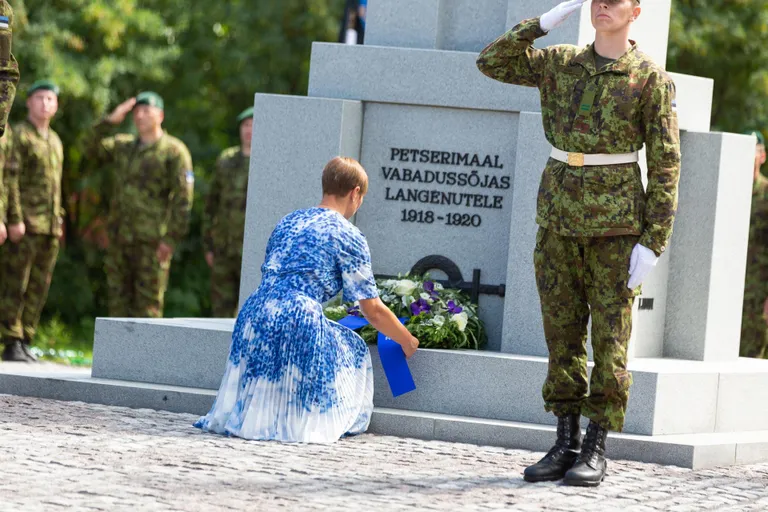 Президент Керсти Кальюлайд возлагает цветы к установленному в Вярска монументу в честь павших в Освободительной войне на территории Печорского уезда.