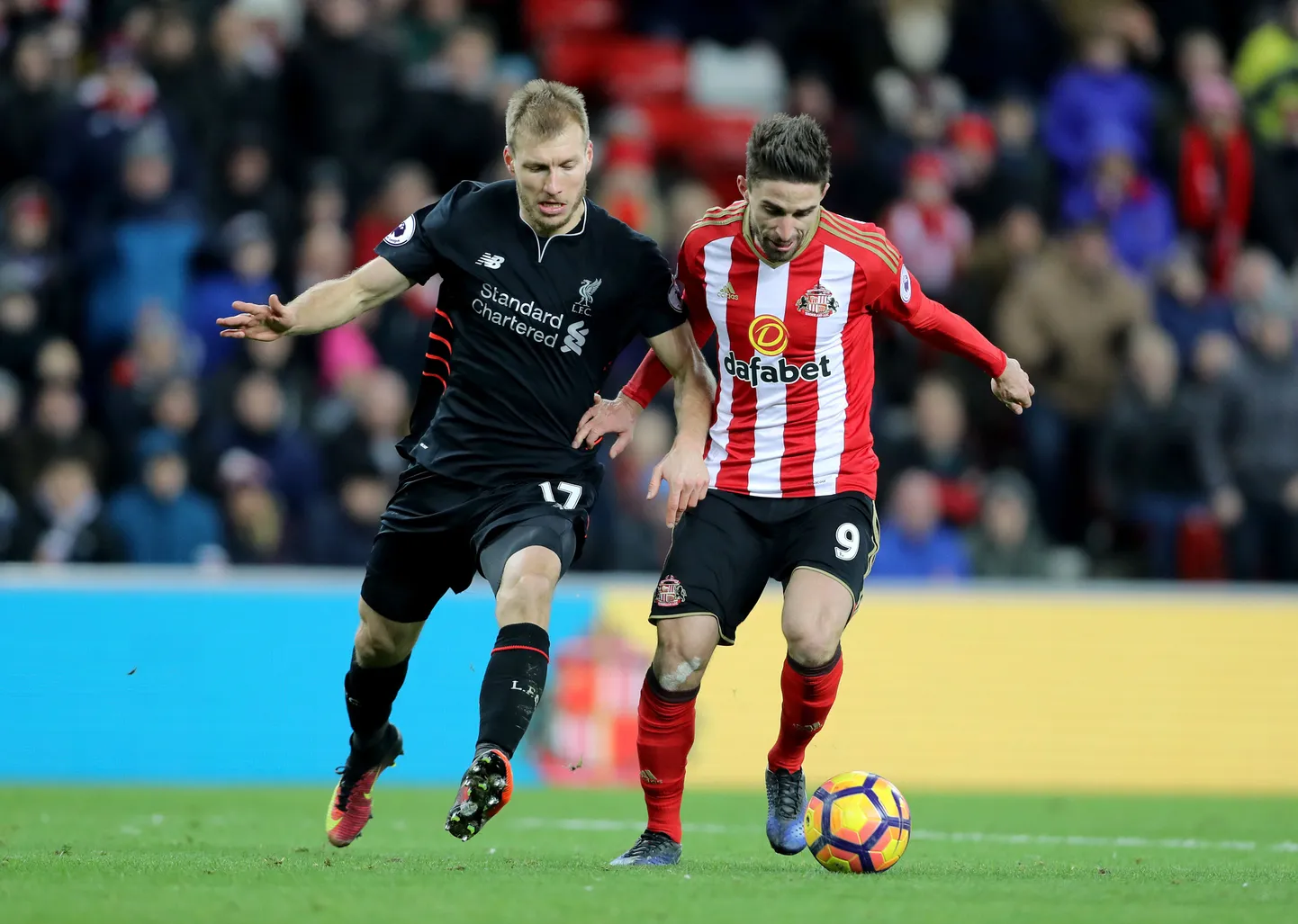 Ragnar Klavan heitlemas Sunderlandi mängumehe Fabio Boriniga.