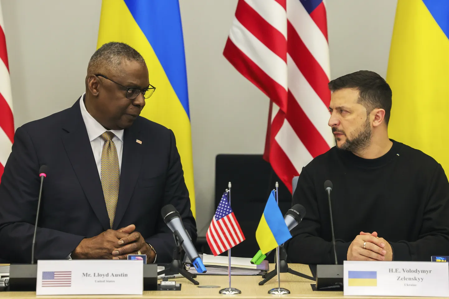 USA kaitseminister Lloyd Austin ja Ukraina president Volodõmõr Zelenskõi NATO peakorteris Brüsselis 11. oktoobril 2023. aastal.