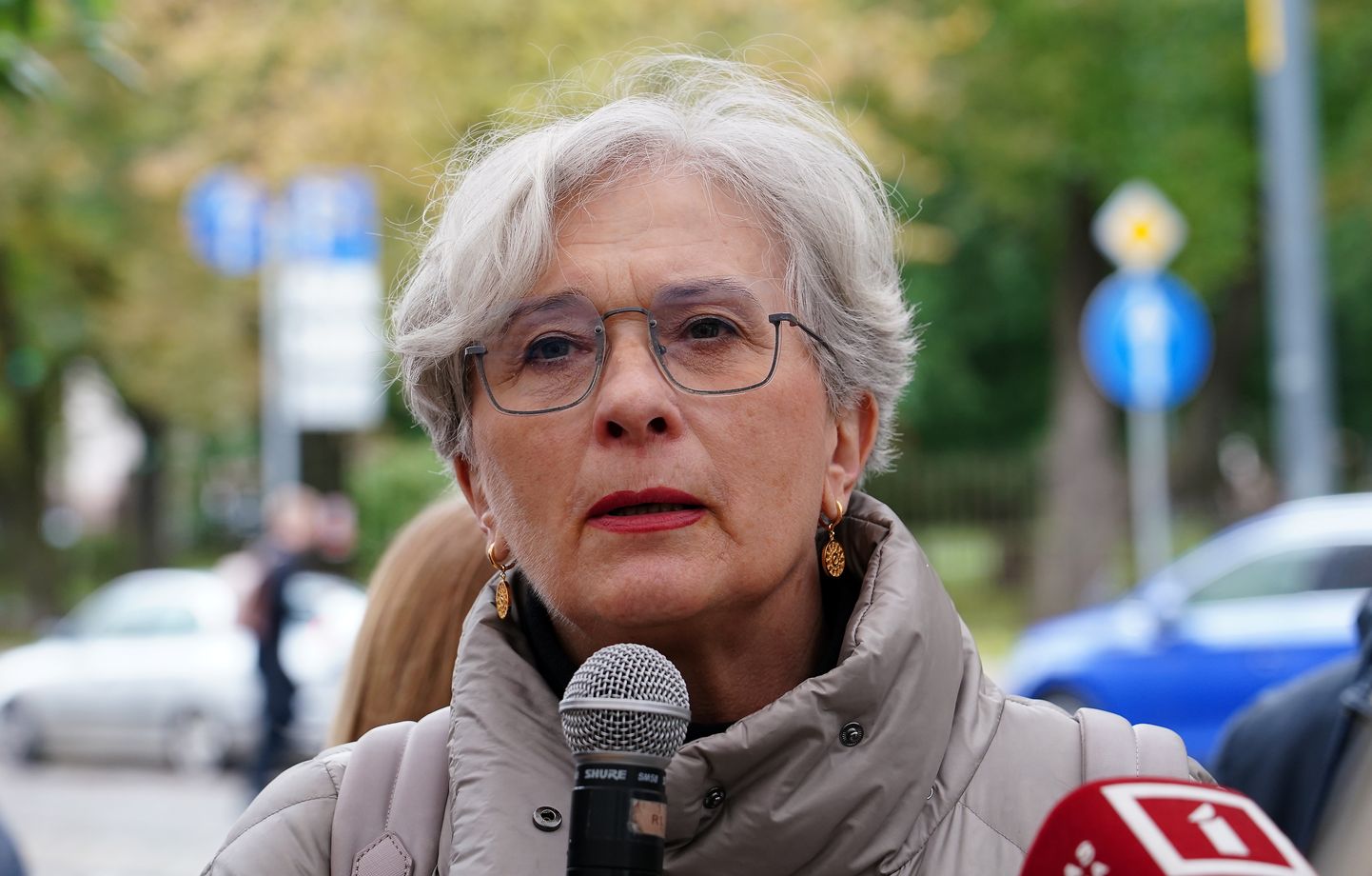Eiropas Parlamenta deputāte Sandra Kalniete piedalās pasākumā, kurā pie Benjamiņu nama atklāj Latvijas Tautas frontei veltītu piemiņas plāksni, atzīmējot 35 gadus kopš Latvijas Tautas frontes dibināšanas.