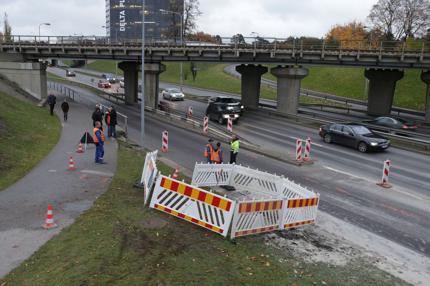 Pinnase nihkumise tõttu suleti Tallinnas Pärnu maantee mahasõit.
