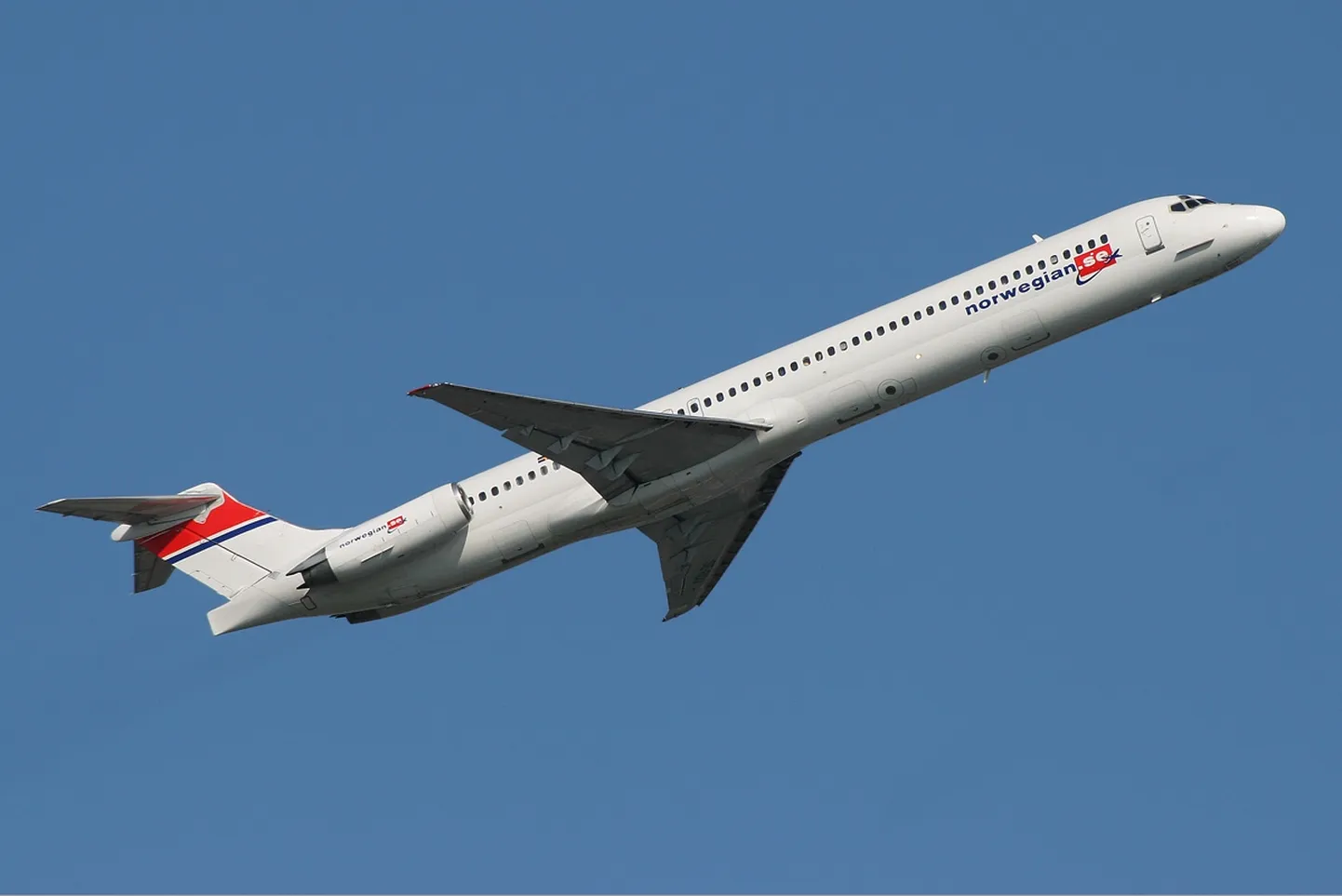 Norwegian ehk Norwegian Air Shuttle alustas tegevust 1993. aastal. Aja jooksul on lennatud muuhulgas ka MD-83 lennukitega (pildil).