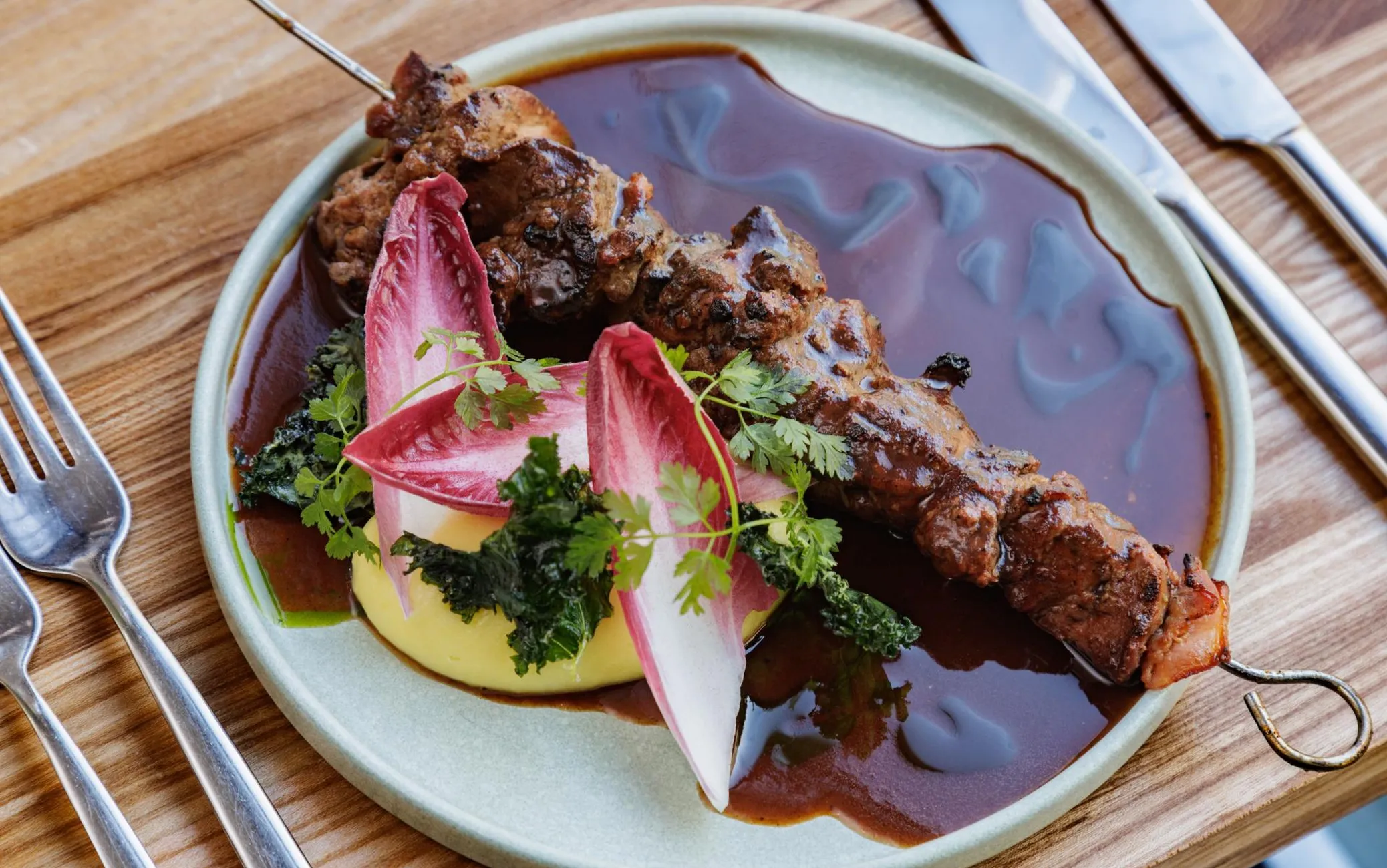 Suitsuse ja aasiapärase mekiga: grillitud kanamaksavardad, lisandiks punaveinikaste ja kartulipuder. FOTO: Mihkel Maripuu
