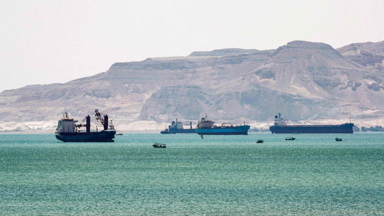 Laevad ootamas Punase mere Suezi sadamalinna juures, et saada luba läbida Suessi kanal pärast konteinerlaeva Ever Given vabastamist madalikult.