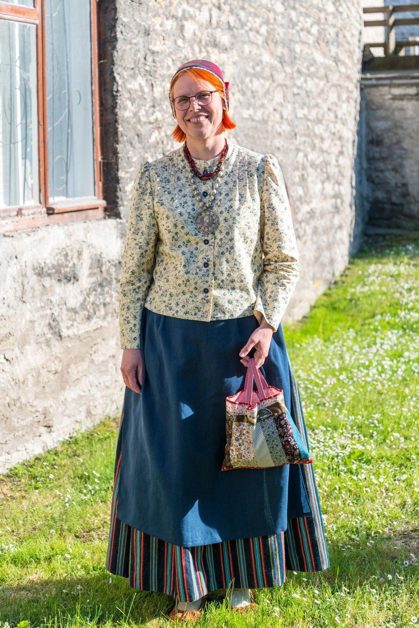 Rahvarõivameister Inna Raud enda valmistatud Vändra abielunaise rõivastes.