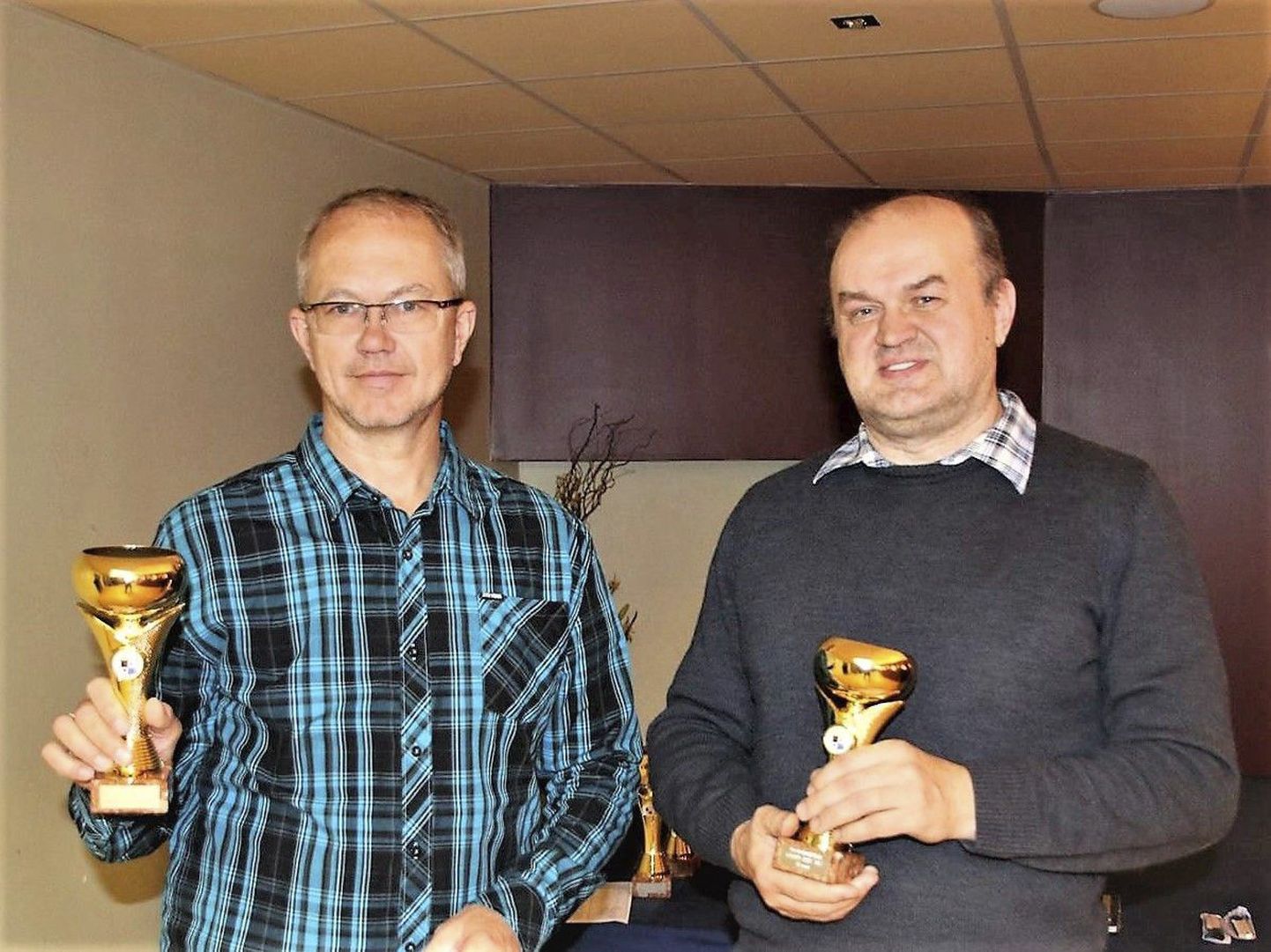 Jaak Strand­berg (paremal) ja Mart Maastik tänavuse GP-sarja finaalturniiri kolmanda koha karikatega.