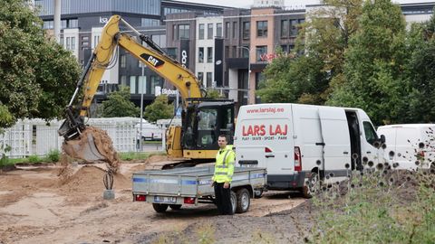 PILDID ⟩ Uueturu pargi käiguteede plaadid asenduvad peagi asfaldiga
