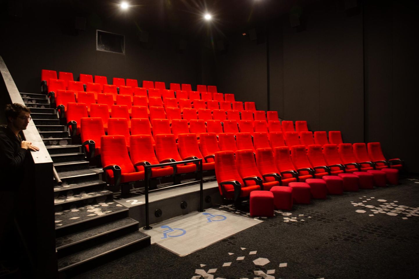 Piirangute tõttu jäid kinosaalid tühjaks.