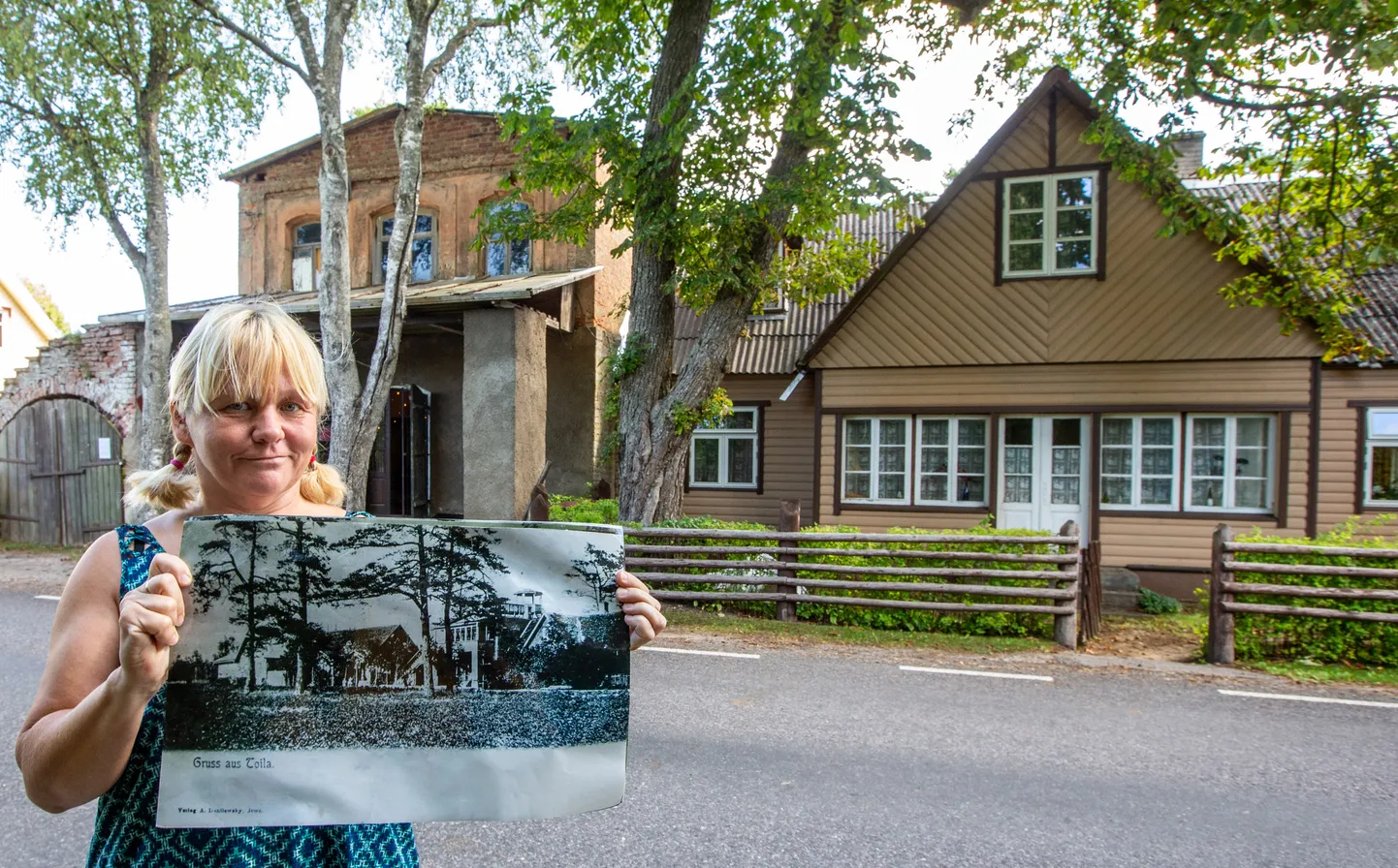 Tsaariajal ehitatud maja on uhke, aga meenutab natuke naist, kes on jäänud ilma eheteta − kunagi kaunistasid kaubanduspinnaks ehitatud hoonet rõdu, kaks klaasitud verandat ja torn, mis pärast sõda lagunesid. Maja algset välimust näeb Katrin Otto käes vanal fotol.