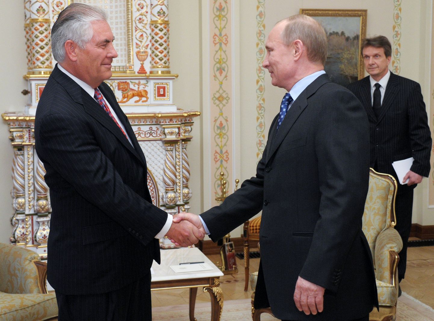 Venemaa peaminister Vladimir Putin ja Exxon Mobii juhatuse esimees Rex W. Tillerson kätt surumas.