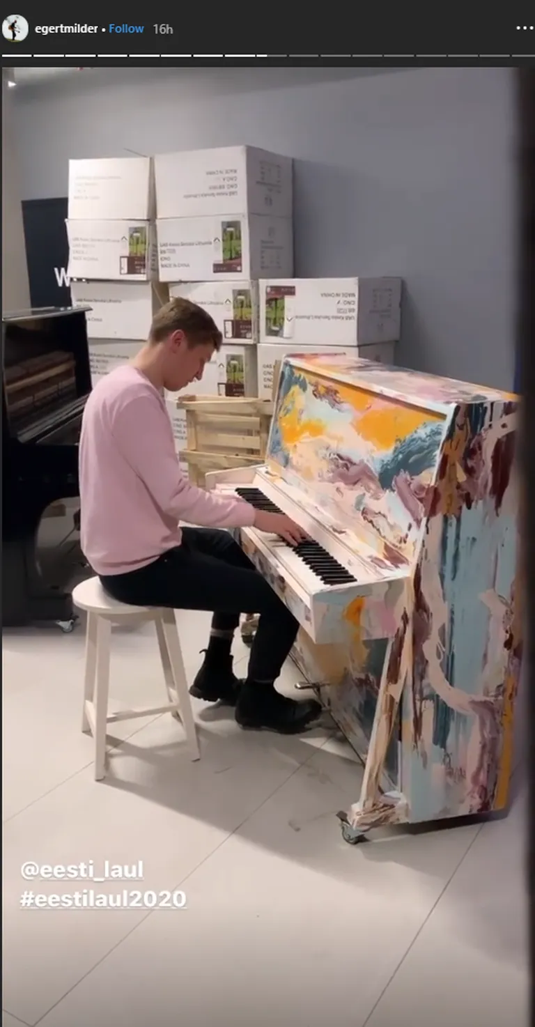 Egert mängis fännidele ka klaverit ning näitas, milline tänane lavakaaslane välja näeb. Klaveri on kirevaks ja värviliseks teinud kunstnik Britt Samoson.