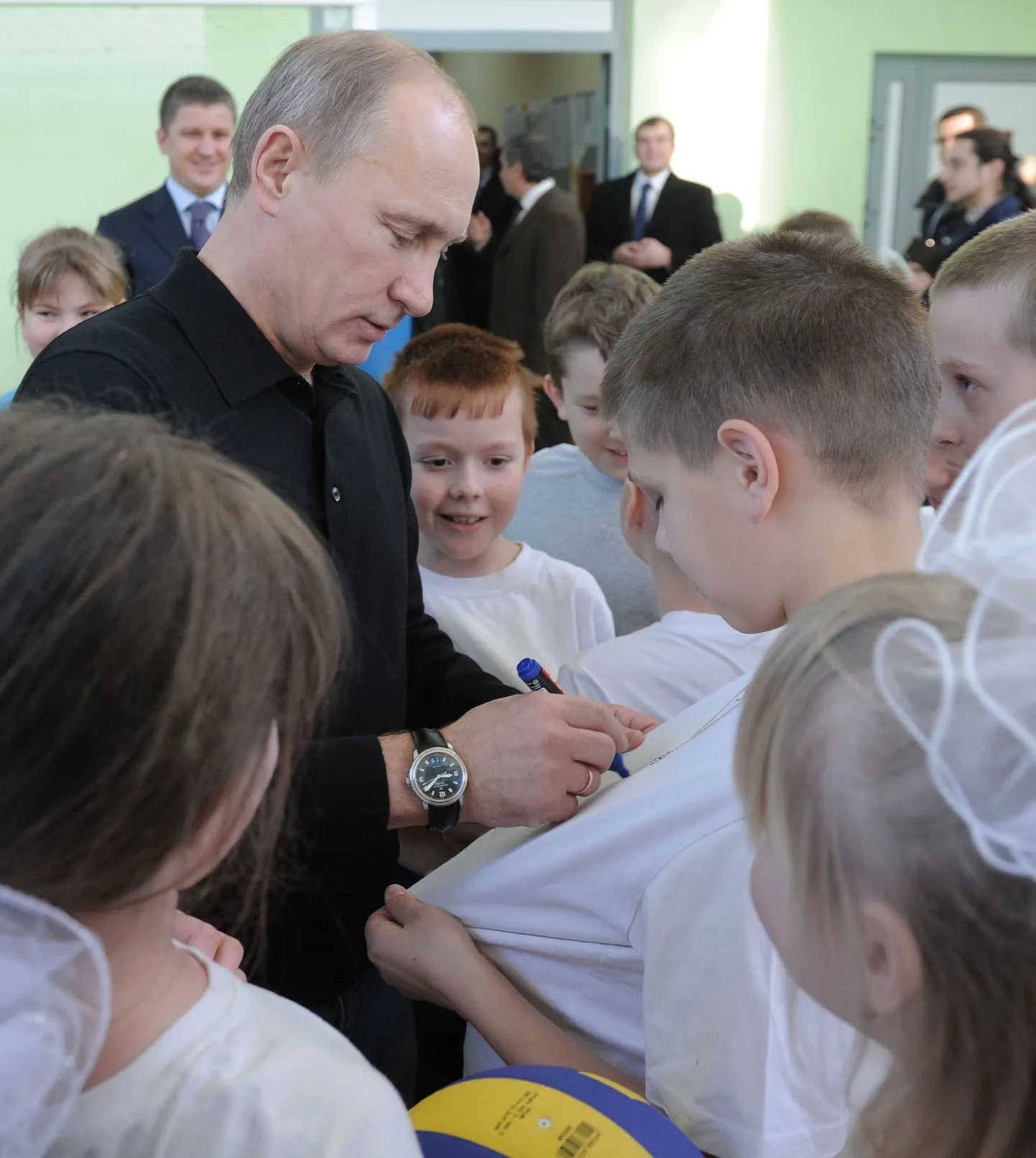 Vladimir Putin Siberis Sajanogorski koolilaste keskel.