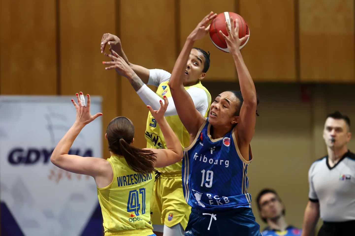 Mikayla Cowling (kollases, tagumine) võitlemas eurosarja mängus palli eest.