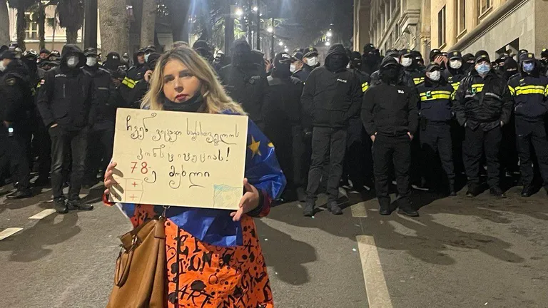 Участница демонстрации в Грузии