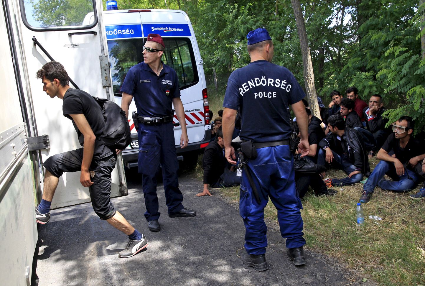 Ungari politseinikud peavad kinni illegaalselt Ungari-Serbia piiri ületanud migrandid