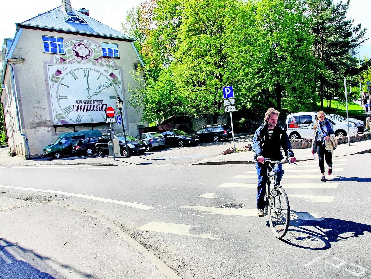 Baeri tänava alguse parkla asemele maja ehitamise plaan tõi ühe paljudest 
vastuväidetest linna uuele üldplaneeringule. Ettepanekute hulgas kordus parkimisteema sageli, suur rõhk oli aga ajalooliste linnapiirkondade miljöö kaitsel ja ka tormiliselt 
areneval jalgrattaliiklusel.