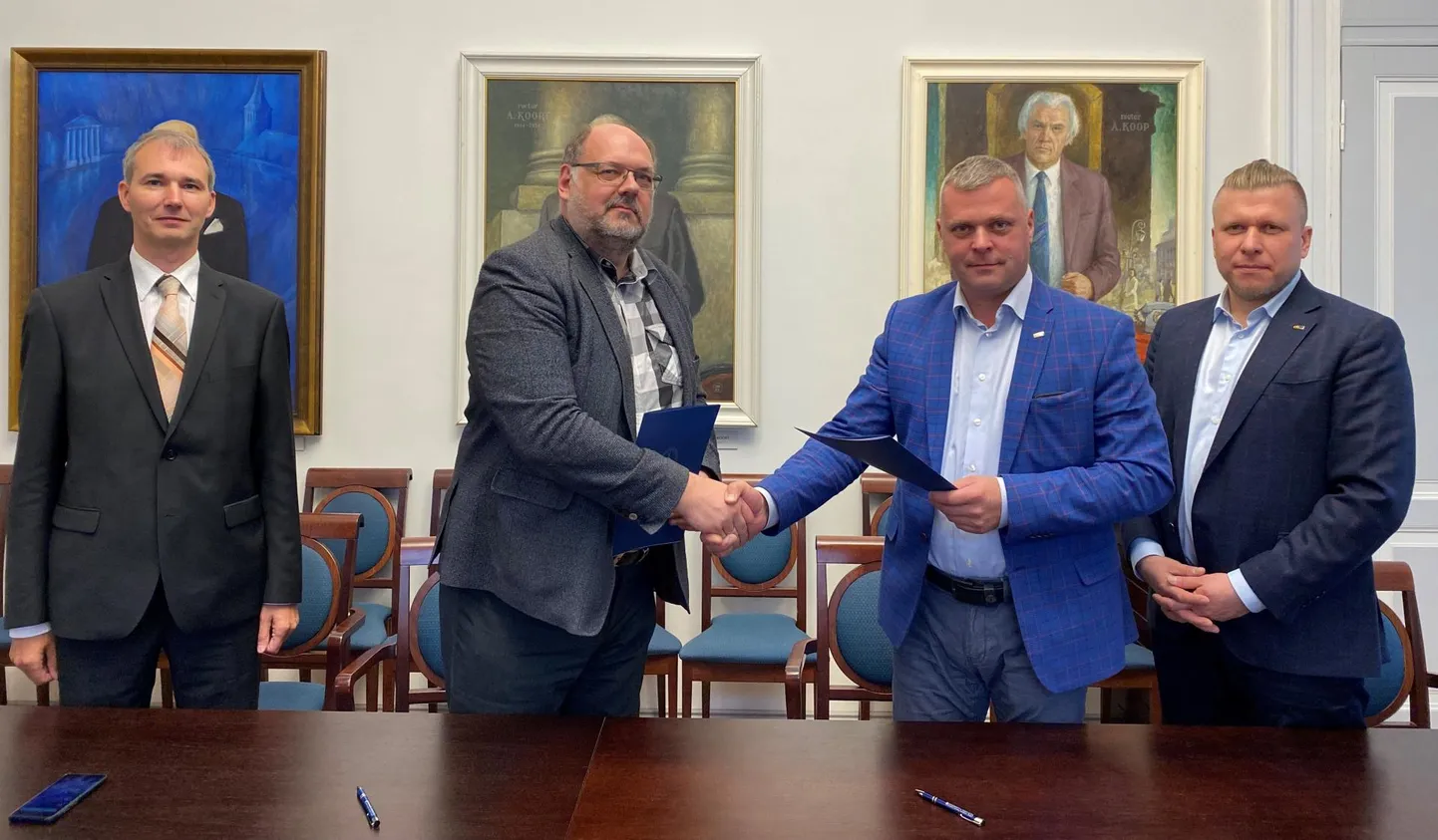 Vasakult: Ain Kull, Tartu Ülikooli loodusgeograafia kaasprofessor; Erik Puura, Tartu Ülikooli arendusprorektor; Jüri Tiidermann, Eesti Turbaliidu juhatuse esimees ja Erki Niitlaan, EestI Turbaliidu tegevdirektor