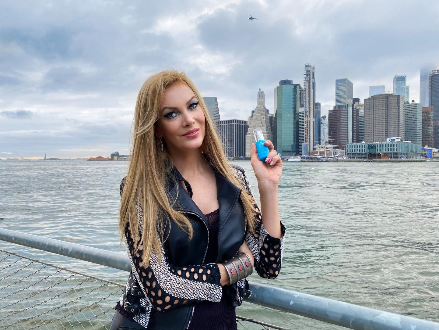 Eha Urbsalu oma kosmeetikafirma Viking Beauty Secrets öökreemiga New Yorgis.