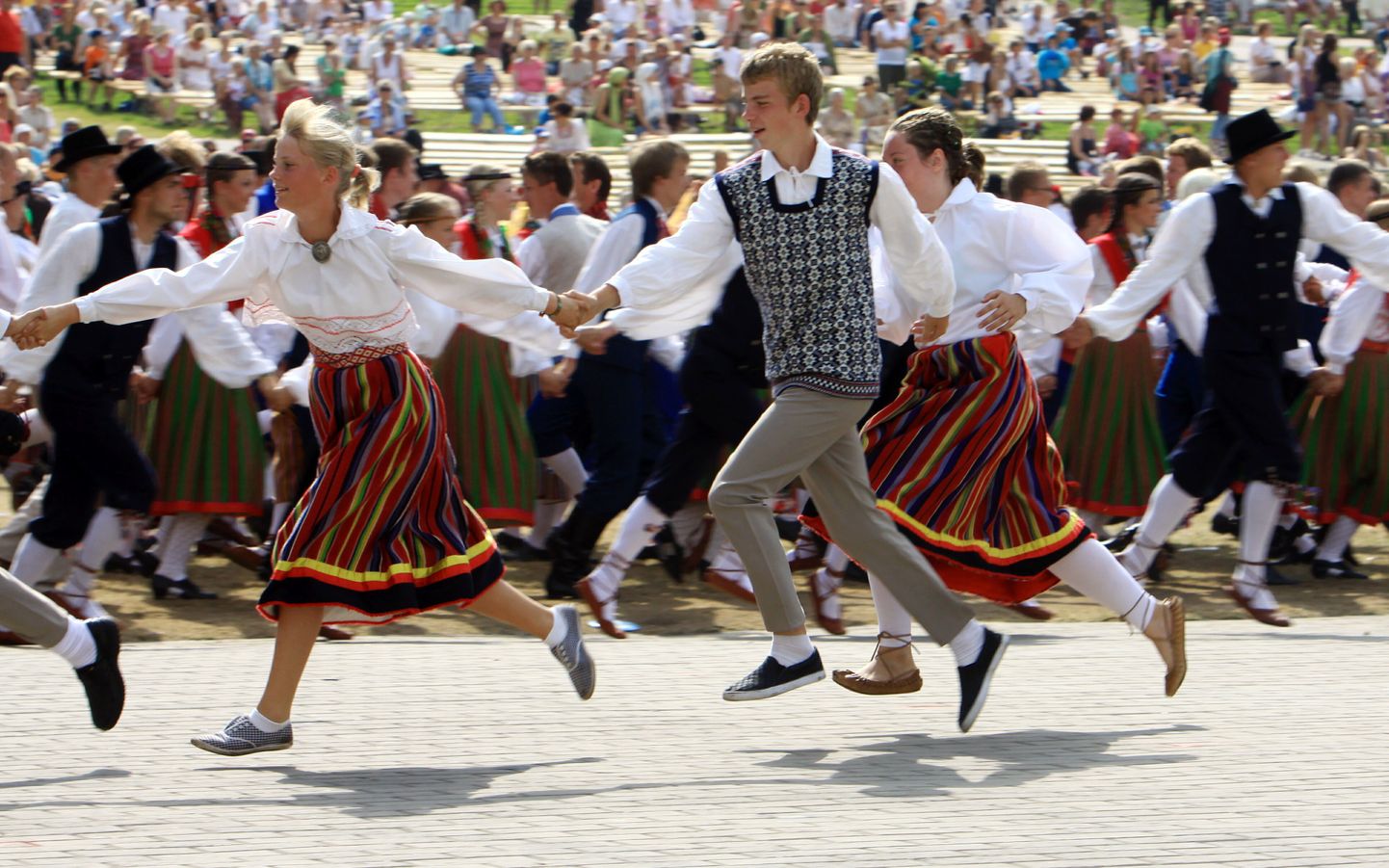 Noorte tantsupeo peaproov Tallinna lauluväljakul.