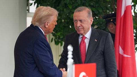 Tramps: Erdogans var ietekmēt kara gaitu Ukrainā, bet izvēlas neitralitāti